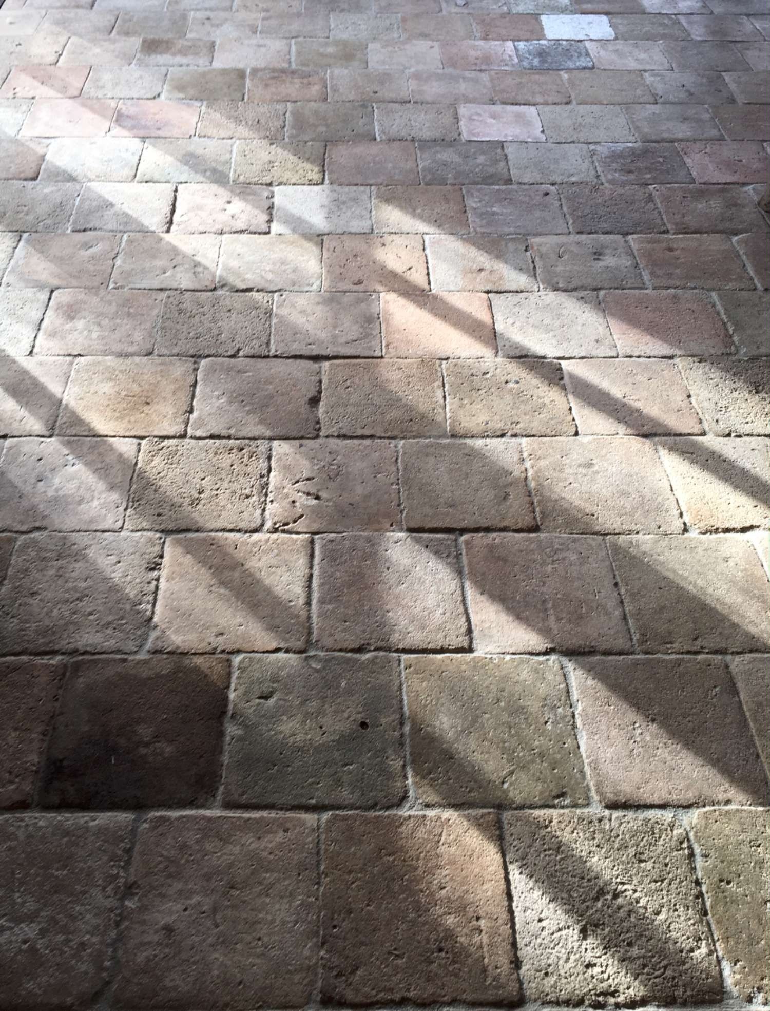 Antike französische terrakotta Fliesen in helle Farben ...