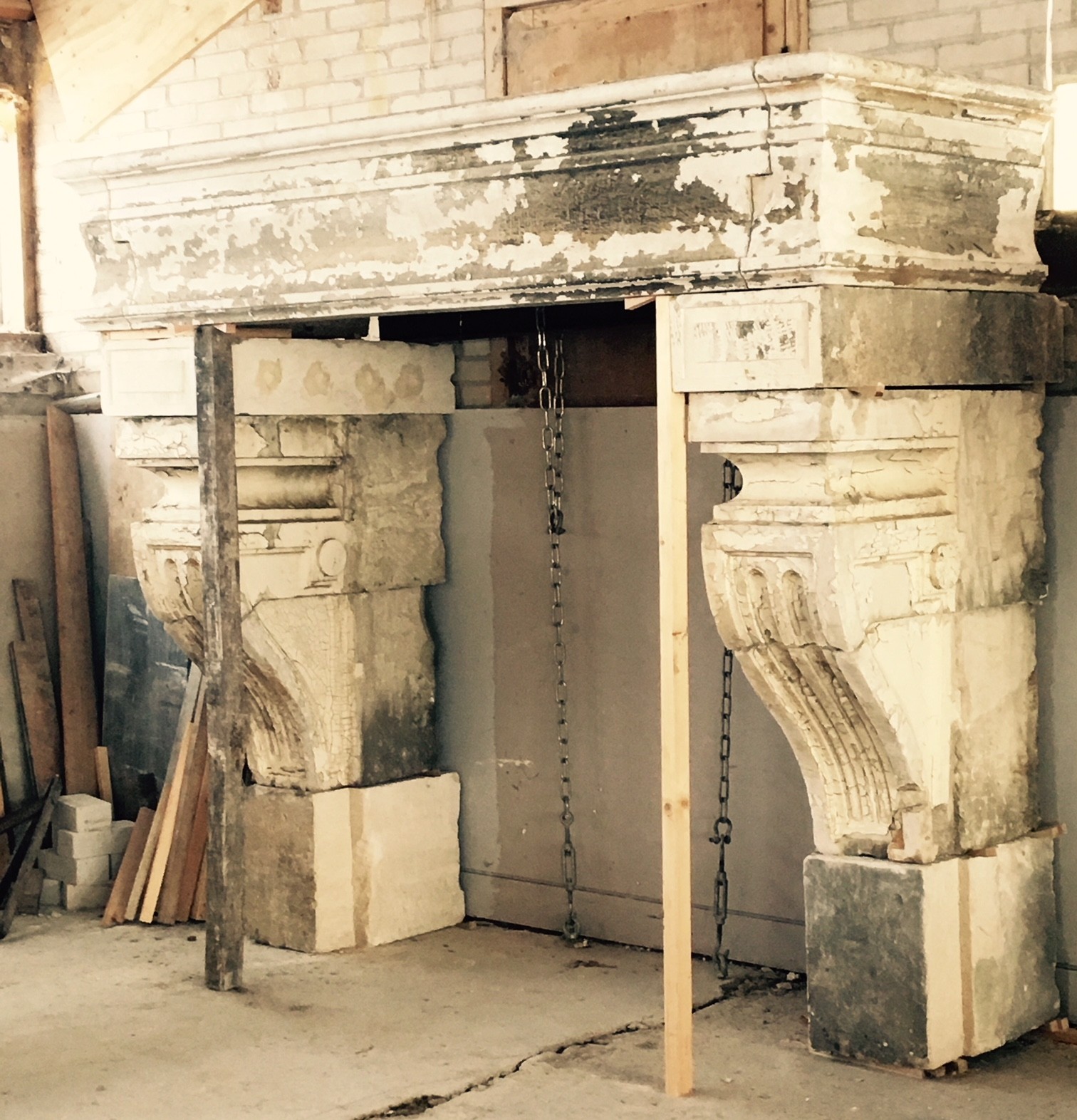 Großer Kamin aus Sandstein aus dem 18. Jahrhundert - Sandstein Kamine