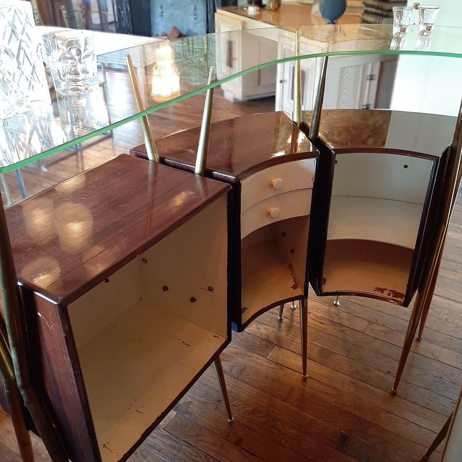 50er Jahre italienische Mahagoni Hausbar mit Barschrank und Hockern