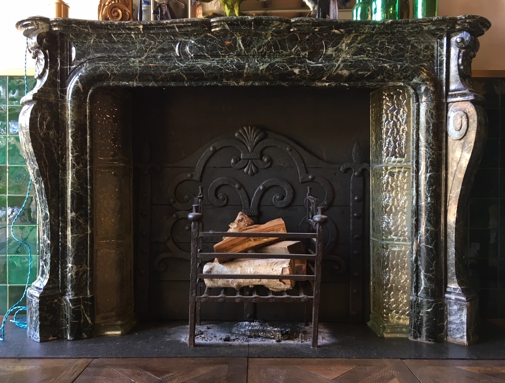 Schöne Feuerstelle aus dem späten 17. Jahrhundert - Kamin Zubehör