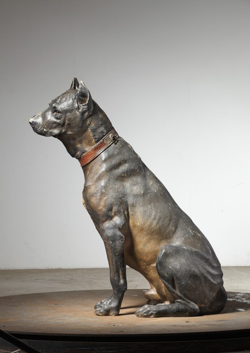 Große Terrakotta-Skulptur eines Hundes - Piet Jonker