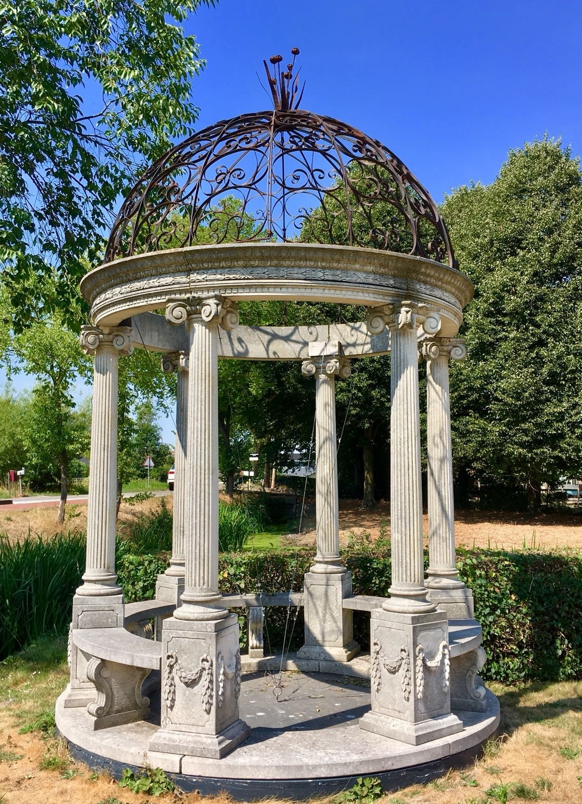 Handgefertigtes Rotonda im klassischen Stil mit schmiedeeisernem Dach