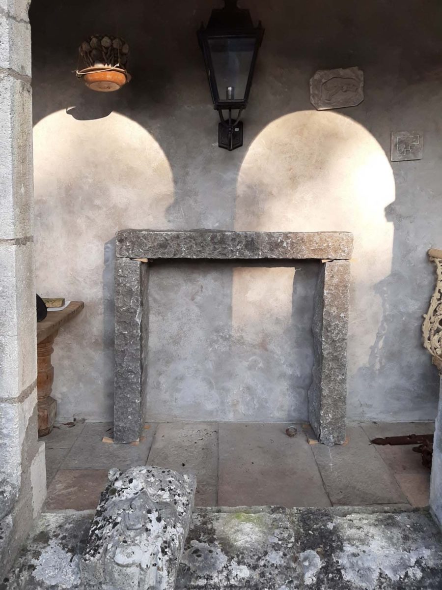 antiker, robuster, Kamin aus grauem Granit - Piet Jonker