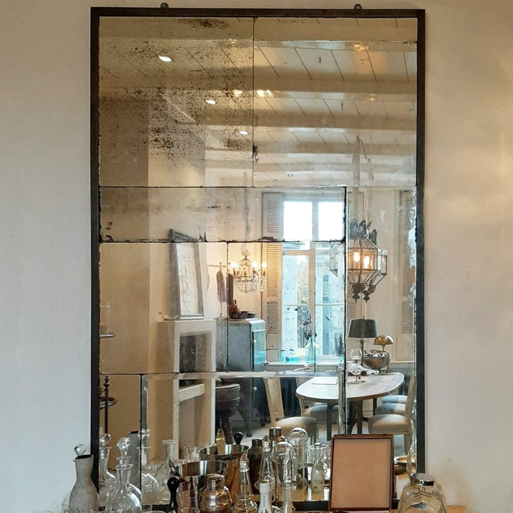 Großer Spiegel aus antikem Spiegelglas in schwarzem Stahlrahmen