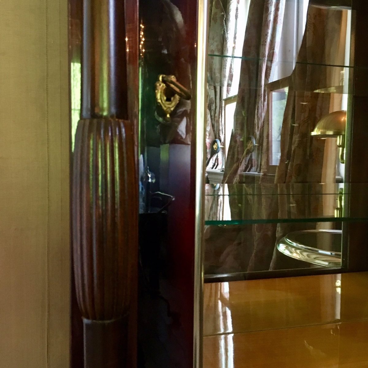 Antiker Vitrinenschrank mit weißer Marmorplatte - Piet Jonker