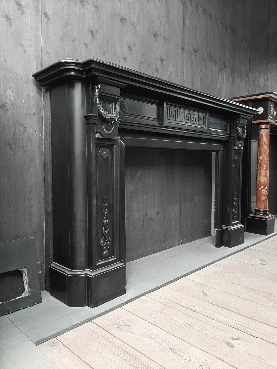 Großer holländischer Kamin aus schwarzem Marmor - Piet Jonker