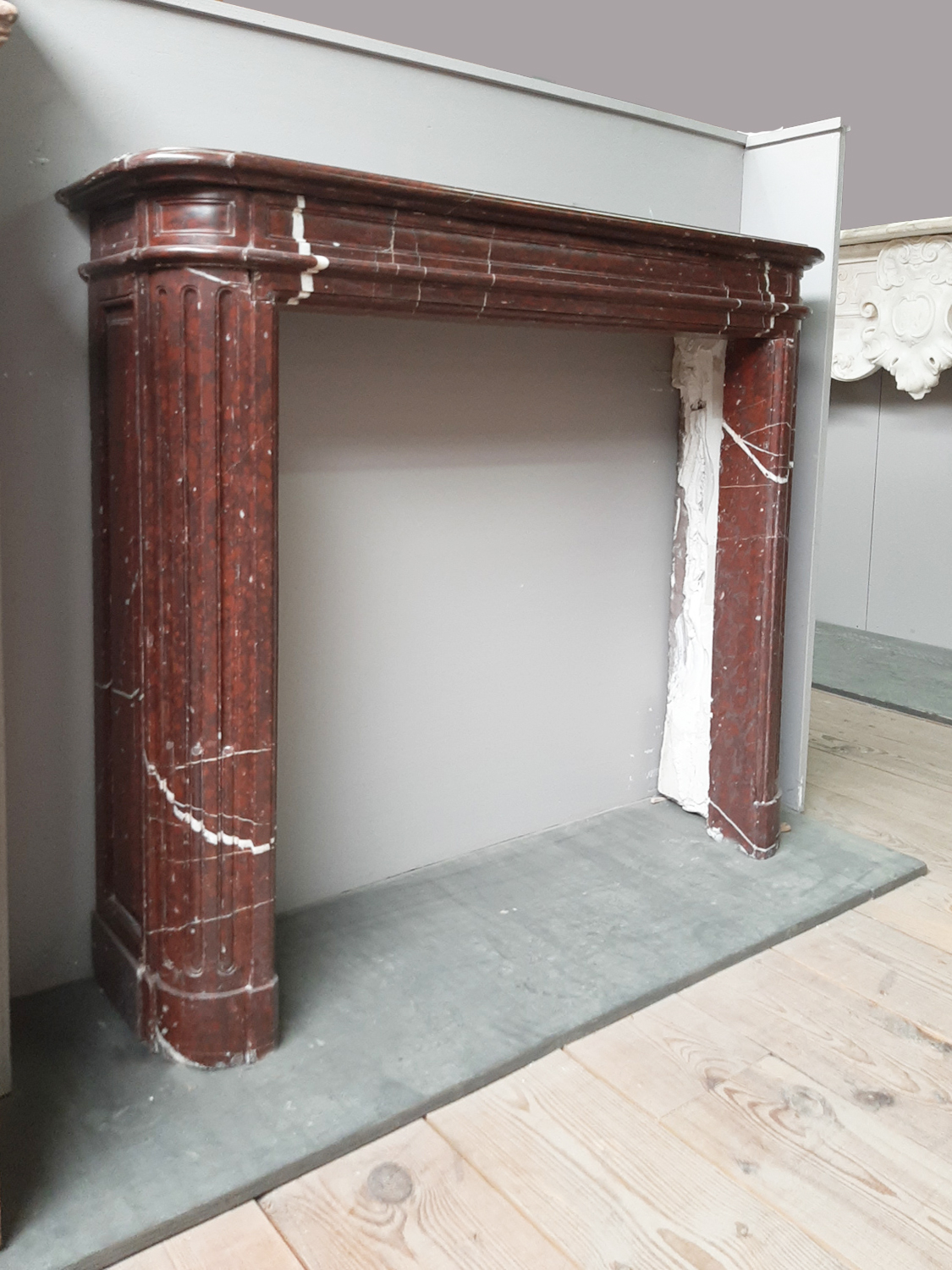 Französische Louis XVI Kamin aus tiefrotem Marmor - Piet Jonker