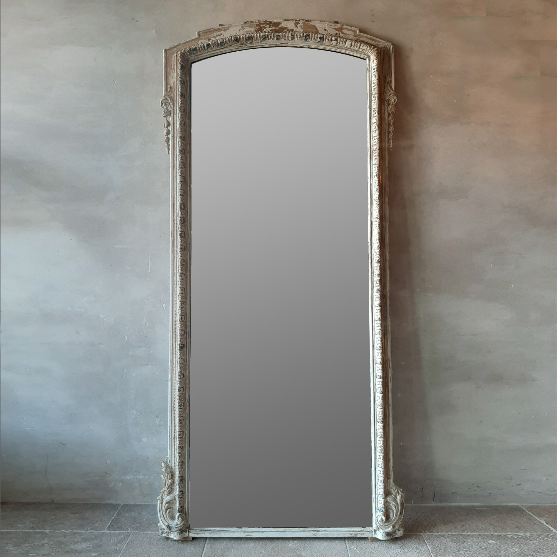 Großer alter Spiegel mit Patina in Gold und Weiß Piet Jonker