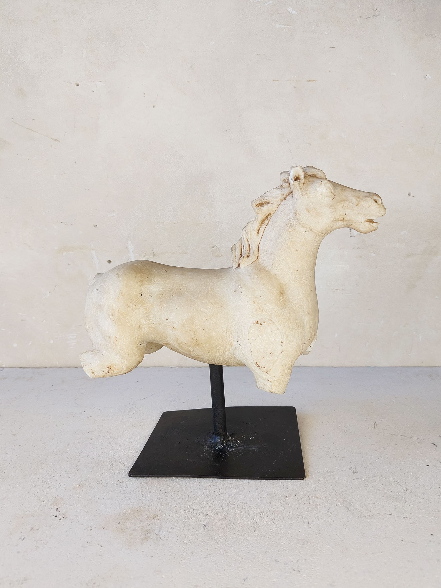 Antike Pferdestatue aus weißem Marmor auf Eisensockel Piet Jonker